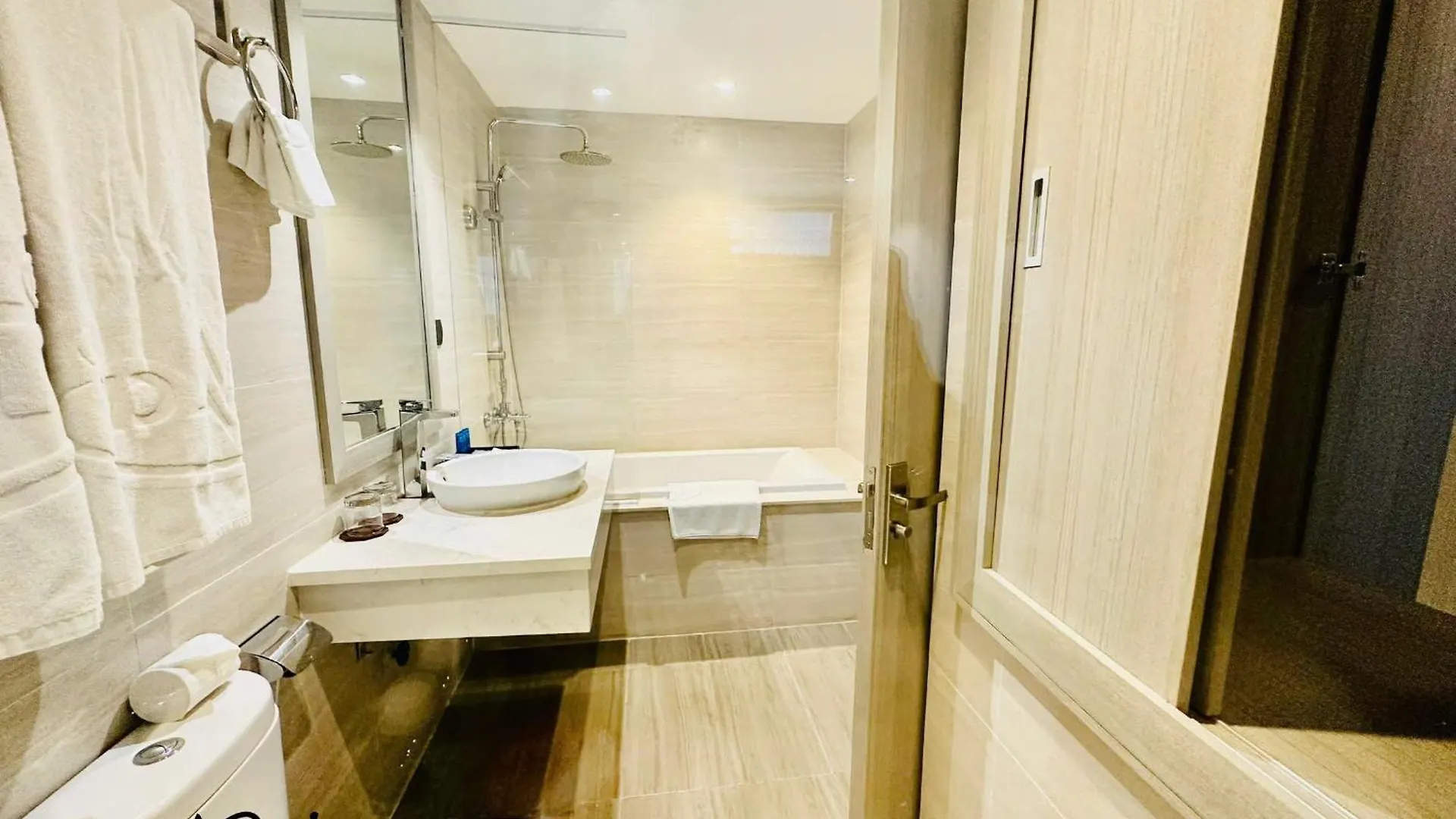 The Gold Beach Nha Trang Holtel & Apartment Szálloda